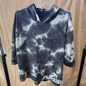 Kim & Cami Monochrome Tie-Dye Top